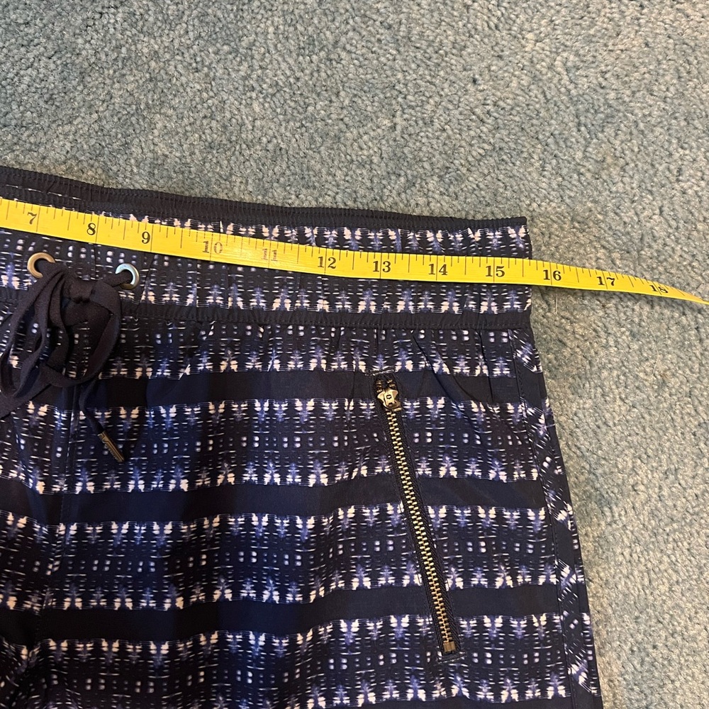 Athleta QuickDry shorts with zippered pocket Medium - Picture 5 of 7